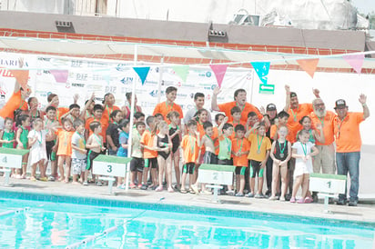 Ballenas Ganan Torneo de Natación