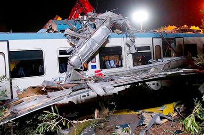 Sube a 27 muertos por choque de trenes