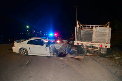 Destroza auto deportivo