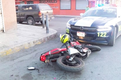 Manda volar  a motociclista