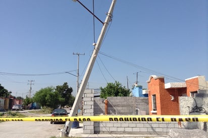 Torton destroza  poste de CFE