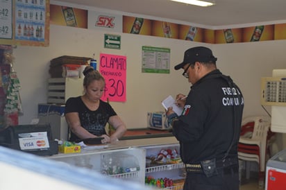 Cajera herida en  violento asalto