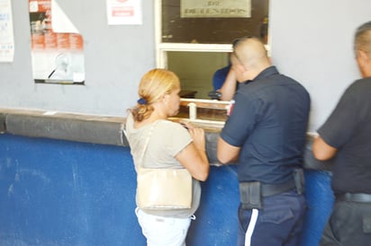 Mujer se drogaba  en una Primaria