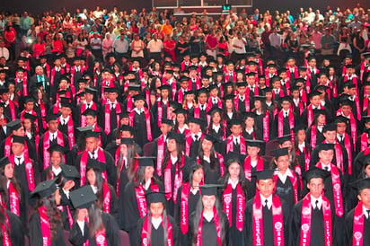 Exhorta Alcalde  a graduandos a  seguir estudiando