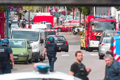 Mueren en iglesia rehén  y atacantes en Francia