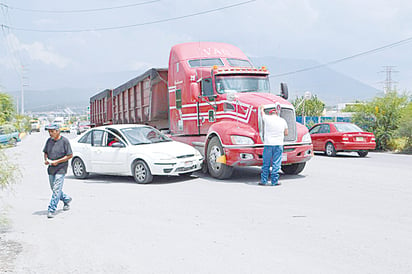 Choca tráiler  contra auto