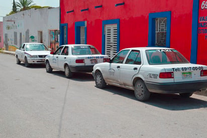 Mantienen monopolios  concesionarios de taxis