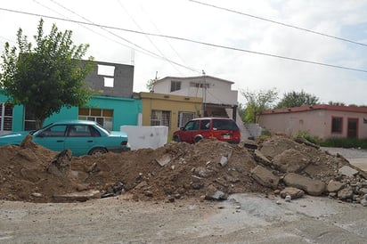 Dejan obra inconclusa  en la calle Corona