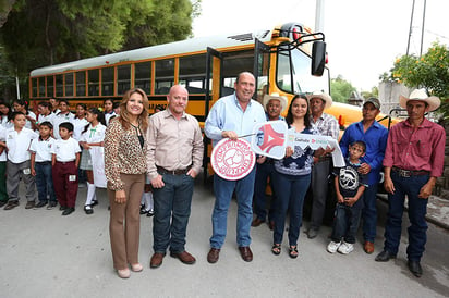 Entrega Unidad de  transporte escolar