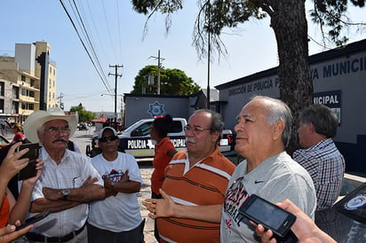 Demandan frenar  el acoso policiaco