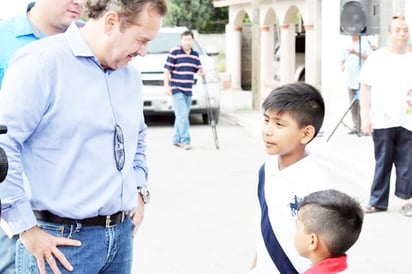 Piden niños al Alcalde alumbrado en canchas