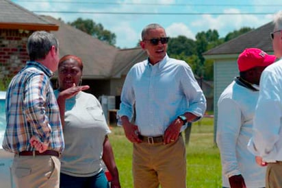 Visita Obama zonas afectadas por inundaciones