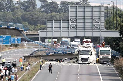 Se derrumba puente  en Gran Bretaña