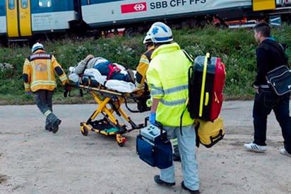 Prende joven fuego a  tren y ataca a pasajeros