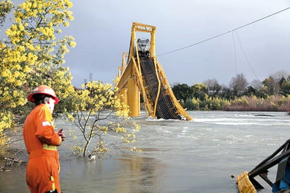 Cae tren de carga a río  tras colapso de puente