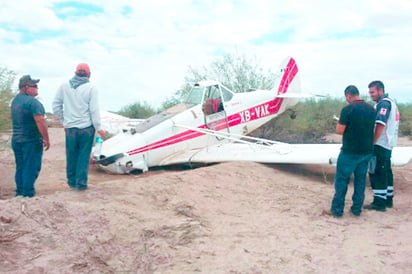 Aterriza de emergencia avión fumigador