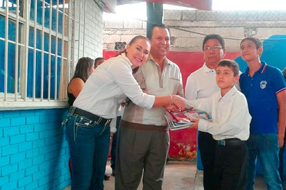 Entrega ‘Chachis  útiles escolares