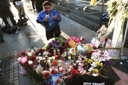 Flores, rancheras y lágrimas para Juan Gabriel en Hollywood