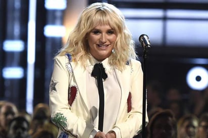 Kesha pausa demanda por abuso sexual contra Dr. Luke