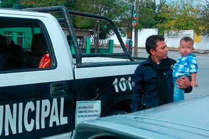 Rescatan Policías a un bebé  caminaba entre el tráfico