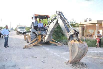 Construyen línea de agua potable