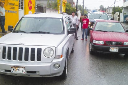 Se estrella auto en puerta abierta