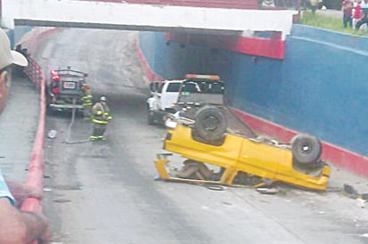 Volcadura en el puente de la Occi