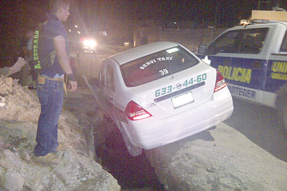 Cae taxista  en una zanja