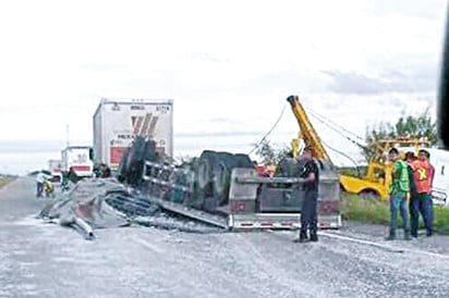 Vuelca tráiler en Carretera 57