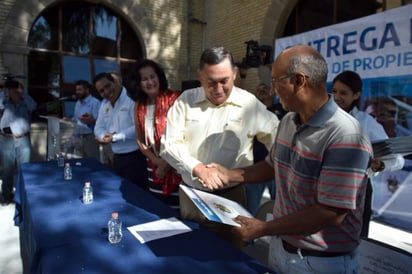 Entrega Isidro Títulos de Propiedad