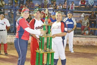 Premian en softbol Casa Meced