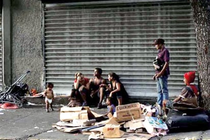 Hurgar la basura por comida