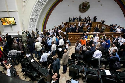 Reanuda debate de juicio  político a Nicolás Maduro