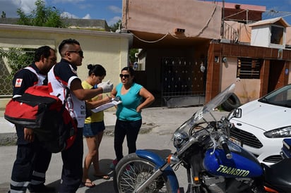 Niño “choca”  contra auto