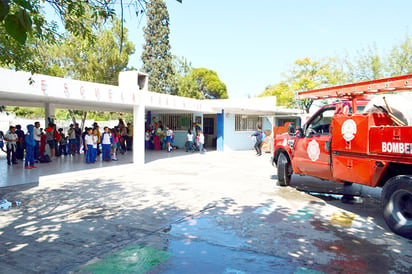 Evacuan  alumnos  por panal