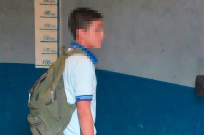 Estudiante de secundaria   Lanza botella  a automóvil