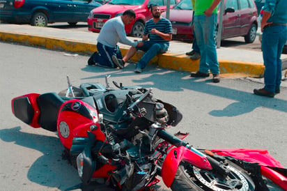 Sale volando  motociclista