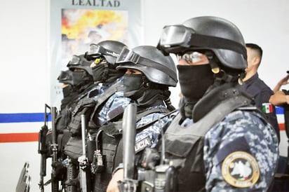 Reciben policías  vales y equipo