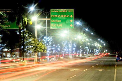 ‘Apagan’ vándalos la navidad del Madero