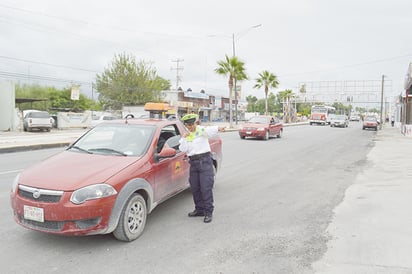 Dan orientación  policías ‘fosfo’