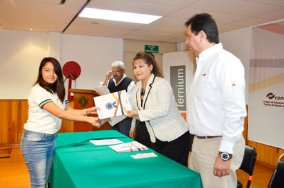 Entrega Ternium 100 MP en becas