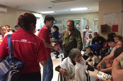 Apoyan alumnos de CER  a pacientes y sus familias