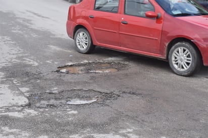 Lluvias ‘inundan’ con  baches calles de Frontera