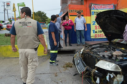 Rescatan a familia  de fuerte corriente