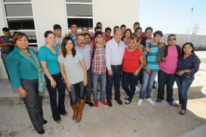 Visita el Gobernador a los alumnos de la UTRC