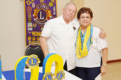 Club De Leones Sanbuenaventura A.C.  Rinde Homenaje a Lichita y Carlos Mireles