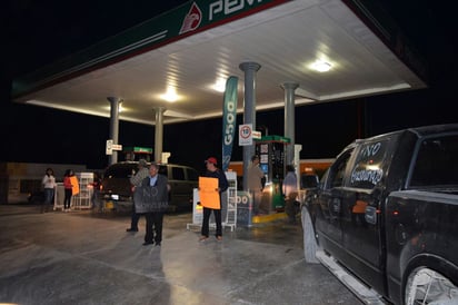 Se ‘plantan’ pacíficamente  en gasolinera Castañenses