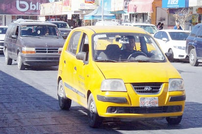 Corren a 2 taxistas abusones