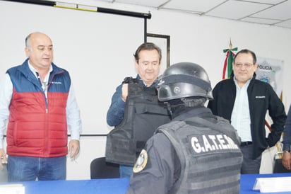 Entrega Gerardo  a policías chalecos  balísticos y tácticos