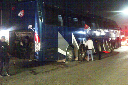 Se ‘amarra’ autobús en pleno Pape